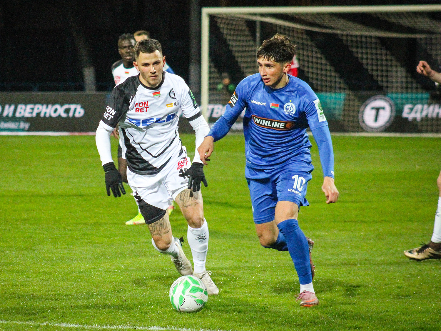 Минимально уступили лидеру