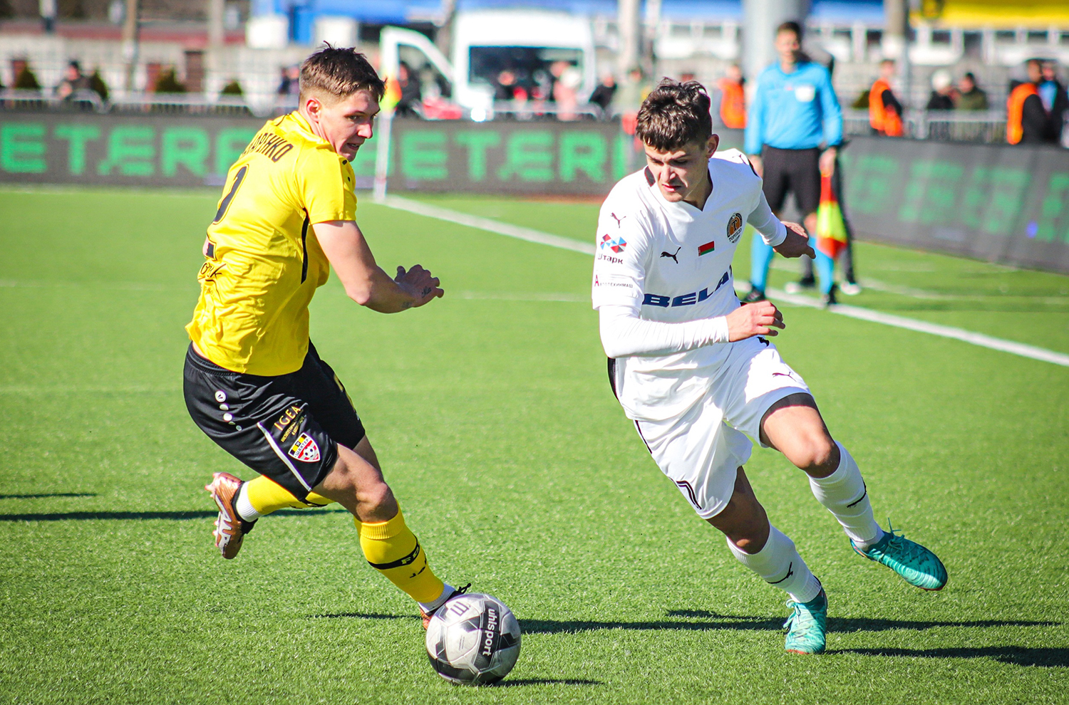 С разных полюсов…