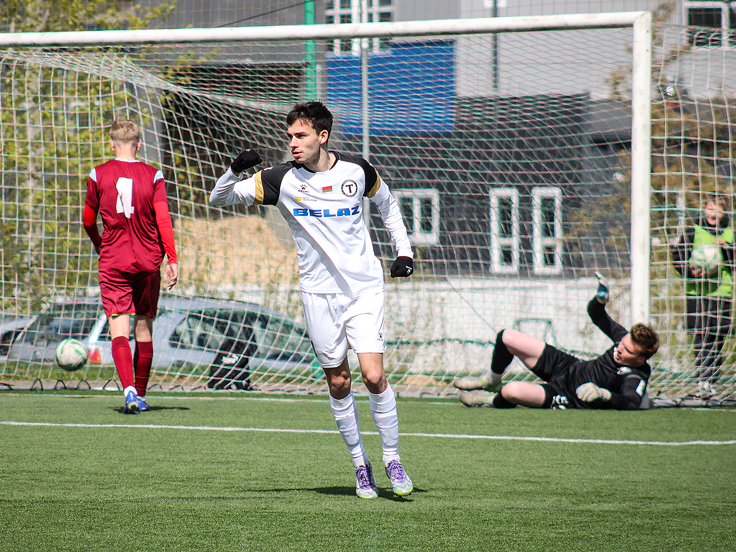 Дублеры обыгрывают лидера